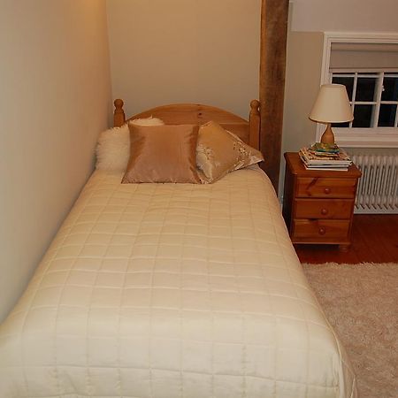 Pickwick House Bed & Breakfast Stoke by Clare Rom bilde